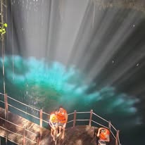 Cenote iluminado con visitantes