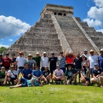 Grupo de viajeros en zona arqueológica