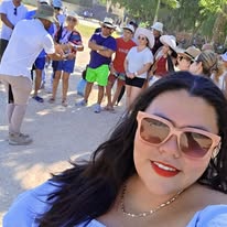 Rosalinda guiando un grupo de viajeros